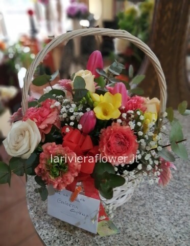 Cesto di fiori e frutta autunnale