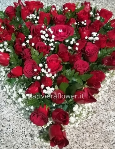 Cuore con rose rosse