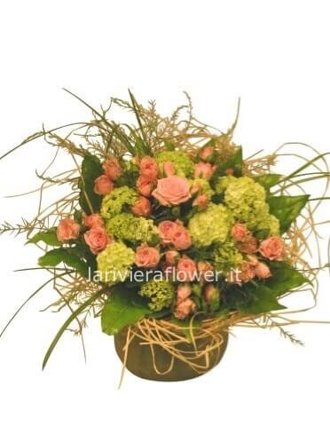 Cestino con rose e nebbiolina  o altro verde decorativo