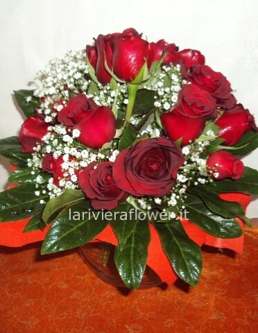 Bouquet di rose rosse confezionato.