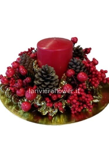 Centrotavola natalizio rosso con materiali naturali