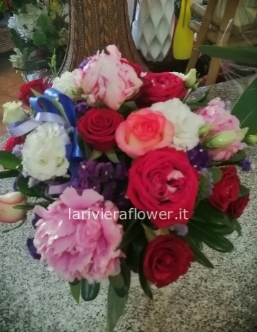 Flowerbox bianca con colori rosso fuxia