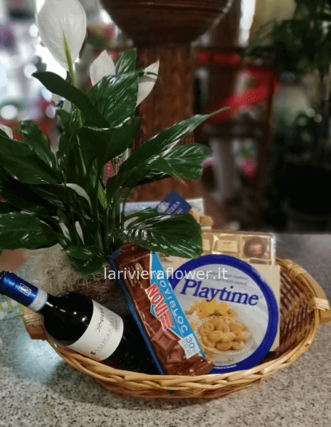 Cesto con prodotti enogastronomici